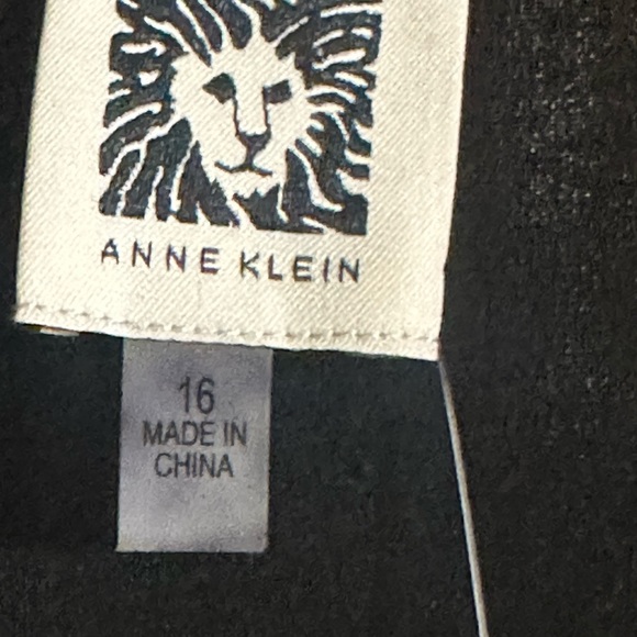 NWT ANNE KLEIN black w/ gold
Three-Quarter Sleeve Collared Jumpsuit - Picture 3 of 8